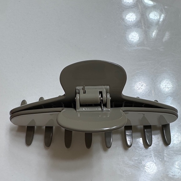 ALO Yoga Gray Hair Clip - Picture 2 of 5